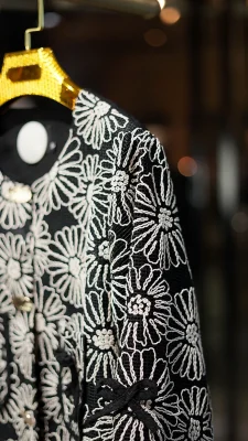 کت مانتوی زنانه خاص با گل‌های برجسته گیپور مشکی شیک