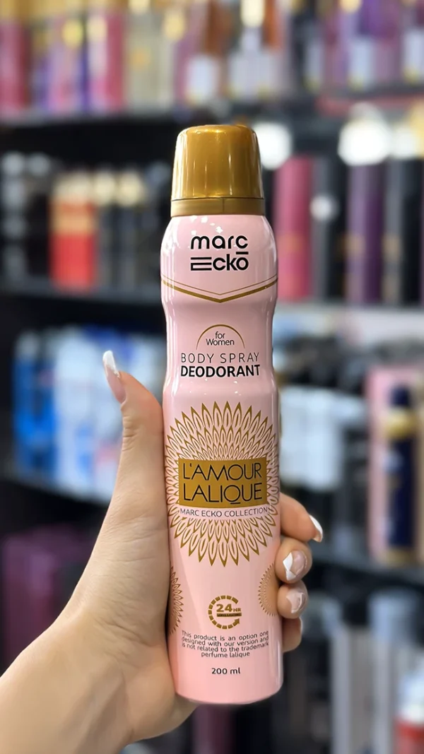 اسپری خوشبو کننده بدن مارک اکو رایحه لالیک لامور زنانه - نمای جلو اسپری خوشبو کننده بدن مارک اکو رایحه لالیک لامور زنانه