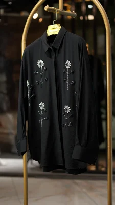 شومیز مشکی مجلسی زنانه با نگین‌کاری گل و یقه کلاسیک