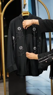 شومیز مشکی مجلسی زنانه با نگین‌کاری گل و یقه کلاسیک
