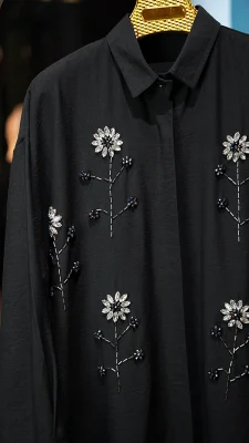 شومیز مشکی مجلسی زنانه با نگین‌کاری گل و یقه کلاسیک