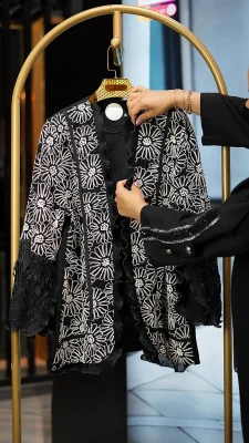 کت مانتو گیپور گل برجسته زنانه با دوخت تمیز و سرآستین خاص