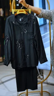 ست شومیز و شلوار زنانه مشکی با گل‌های برجسته از پارچه کرسپو فری سایز