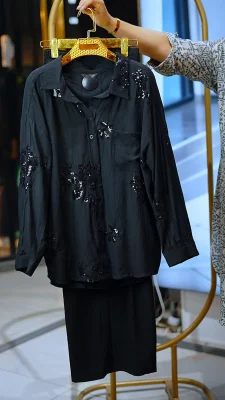 ست شومیز و شلوار زنانه مشکی با گل‌های برجسته از پارچه کرسپو فری سایز