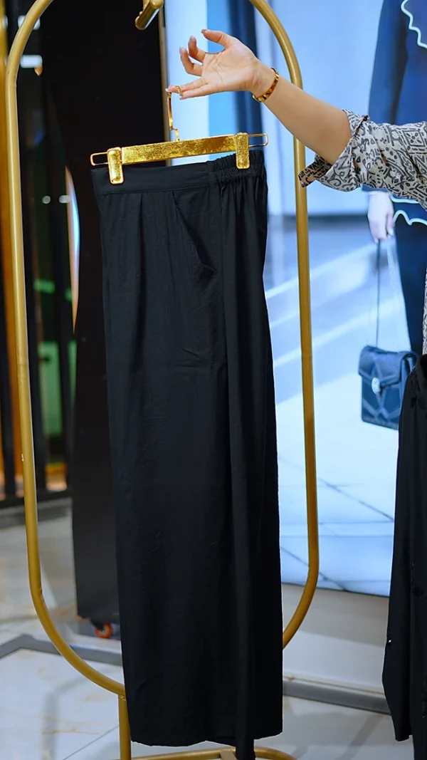 ست شومیز و شلوار زنانه مشکی با گل‌های برجسته از پارچه کرسپو فری سایز