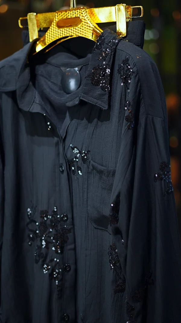 ست شومیز و شلوار زنانه مشکی با گل‌های برجسته از پارچه کرسپو فری سایز