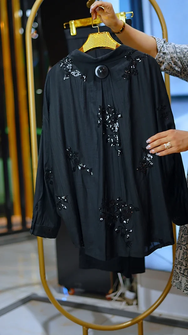 ست شومیز و شلوار زنانه مشکی با گل‌های برجسته از پارچه کرسپو فری سایز