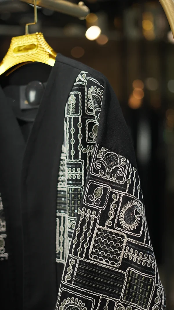 مانتو بلند زنانه لینن مشکی مدل توشار یقه هفت جلو باز با خرج‌کار خاص