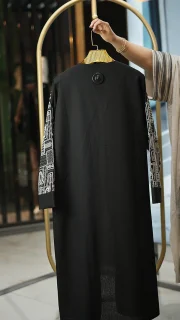 مانتو بلند زنانه لینن مشکی مدل توشار یقه هفت جلو باز با خرج‌کار خاص