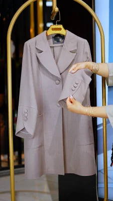 مانتو زنانه شانتون تایوان نسکافه‌ای با یقه انگلیسی و آستین شیپوری