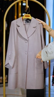 مانتو زنانه شانتون تایوان نسکافه‌ای با یقه انگلیسی و آستین شیپوری