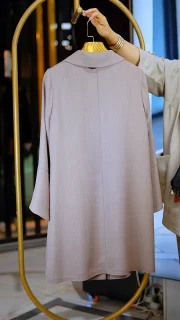 مانتو زنانه شانتون تایوان نسکافه‌ای با یقه انگلیسی و آستین شیپوری