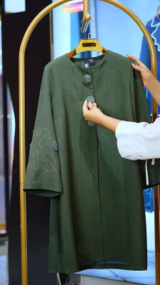 مانتو مدل والریا سبز زیتونی با سرآستین گلدوزی و یقه گرد دکمه مخفی