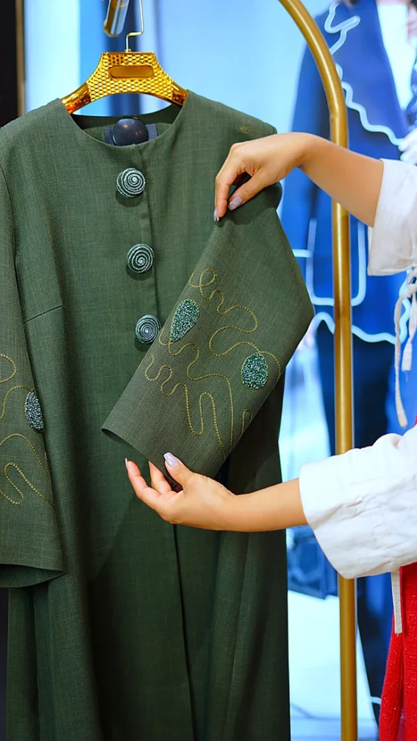 مانتو مدل والریا سبز زیتونی با سرآستین گلدوزی و یقه گرد دکمه مخفی