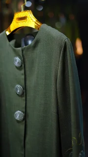 مانتو مدل والریا سبز زیتونی با سرآستین گلدوزی و یقه گرد دکمه مخفی