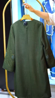 مانتو مدل والریا سبز زیتونی با سرآستین گلدوزی و یقه گرد دکمه مخفی