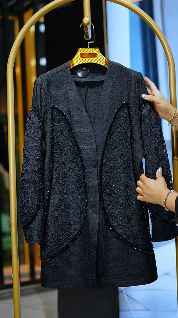 مانتو مجلسی کریستالی زنانه کوتاه با گیپور جلو و آستین، مدالی شیک، سایز ۳۶ تا ۴۴ مانتو کوتاه مجلسی زنانه کریستالی جلو گیپور و آستین گیپور سایز ۳۶ تا ۴۴