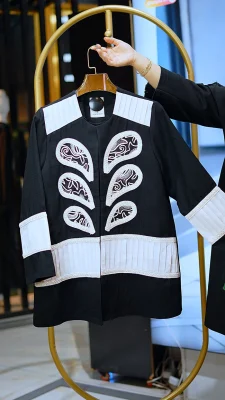 مانتو کت مجلسی کوتاه مشکی شانتون اندونزی با تکه‌دوزی جلو و دوخت خاص