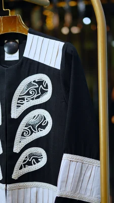 مانتو کت مجلسی کوتاه مشکی شانتون اندونزی با تکه‌دوزی جلو و دوخت خاص