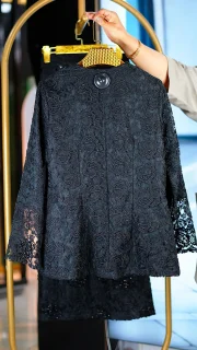 ست کت و دامن مجلسی گیپور کارشده زنانه با سنگ‌های کریستال سایز 38 تا 48