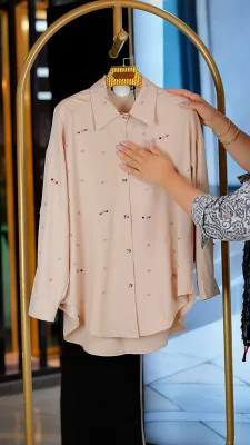 شومیز کرپ الیزه زنانه رنگ کرم با نگین‌کاری جلو و آستین‌ها سایز فری 38 تا 46