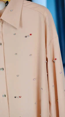 شومیز کرپ الیزه زنانه رنگ کرم با نگین‌کاری جلو و آستین‌ها سایز فری 38 تا 46