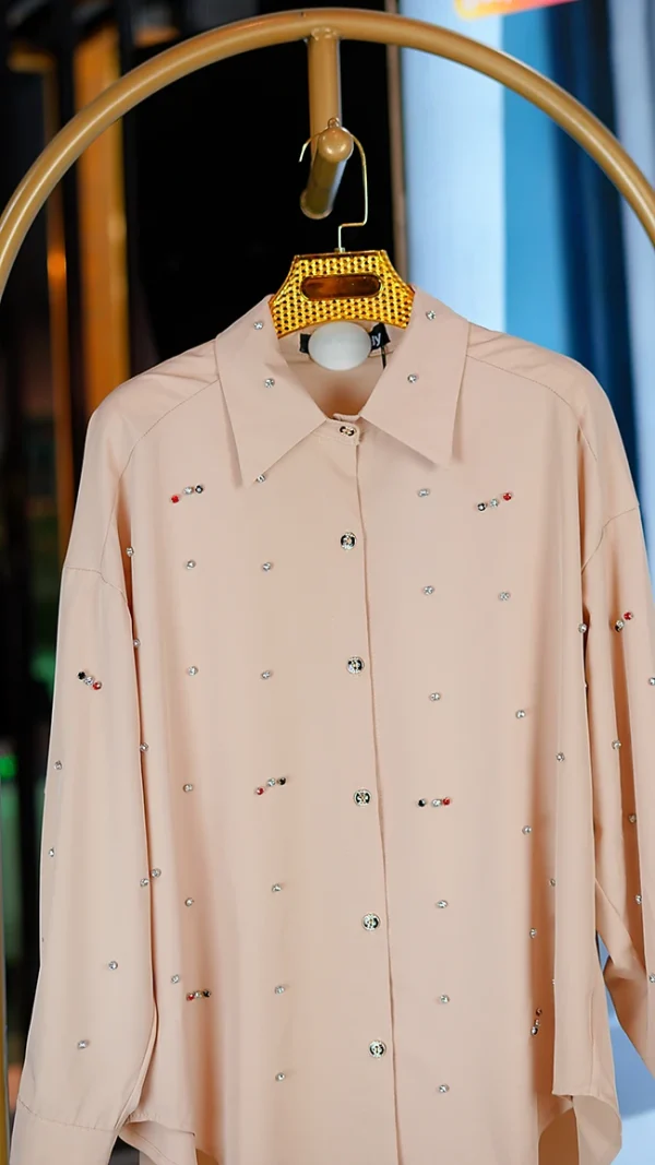 شومیز کرپ الیزه زنانه رنگ کرم با نگین‌کاری جلو و آستین‌ها سایز فری 38 تا 46