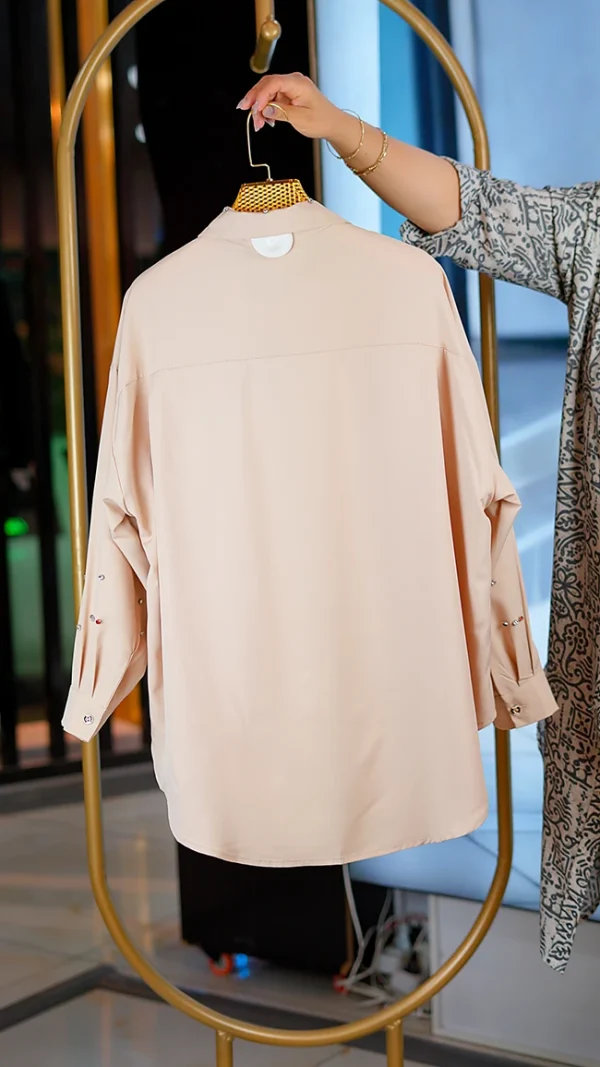 شومیز کرپ الیزه زنانه رنگ کرم با نگین‌کاری جلو و آستین‌ها سایز فری 38 تا 46