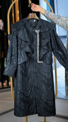 مانتو مجلسی ژاکارد مشکی زنانه کارشده جلو با قد 120 سانتی‌متر سایز 38 تا 46