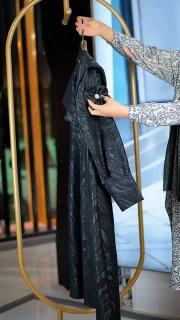 مانتو مجلسی ژاکارد مشکی زنانه کارشده جلو با قد 120 سانتی‌متر سایز 38 تا 46