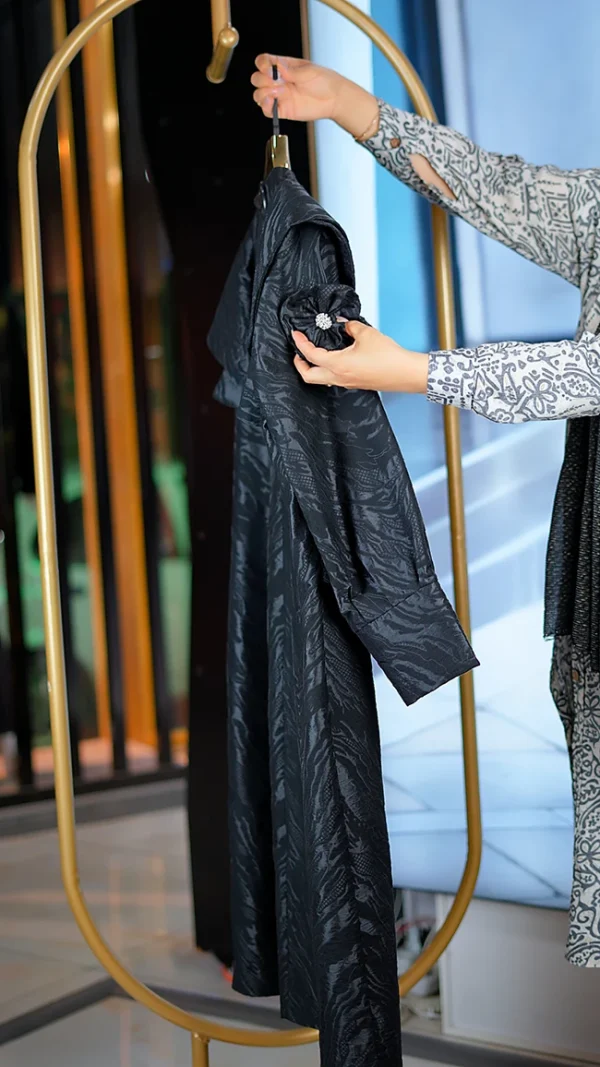 مانتو مجلسی ژاکارد مشکی زنانه کارشده جلو با قد 120 سانتی‌متر سایز 38 تا 46