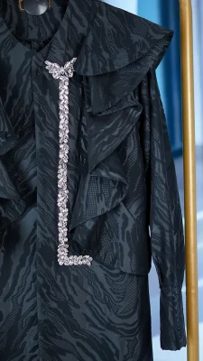 مانتو مجلسی ژاکارد مشکی زنانه کارشده جلو با قد 120 سانتی‌متر سایز 38 تا 46