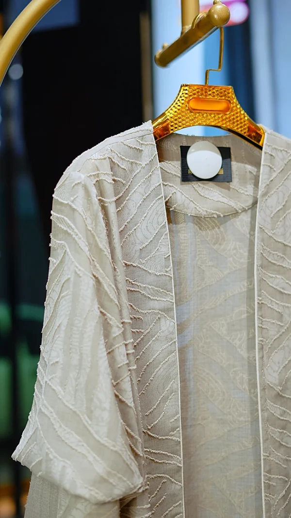 مانتوی بلند زنانه شانتون طرح‌دار جلو باز با یقه هفت و دوخت گوشواره‌ای سایز 38 تا 50