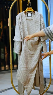 مانتوی بلند زنانه شانتون طرح‌دار جلو باز با یقه هفت و دوخت گوشواره‌ای سایز 38 تا 50