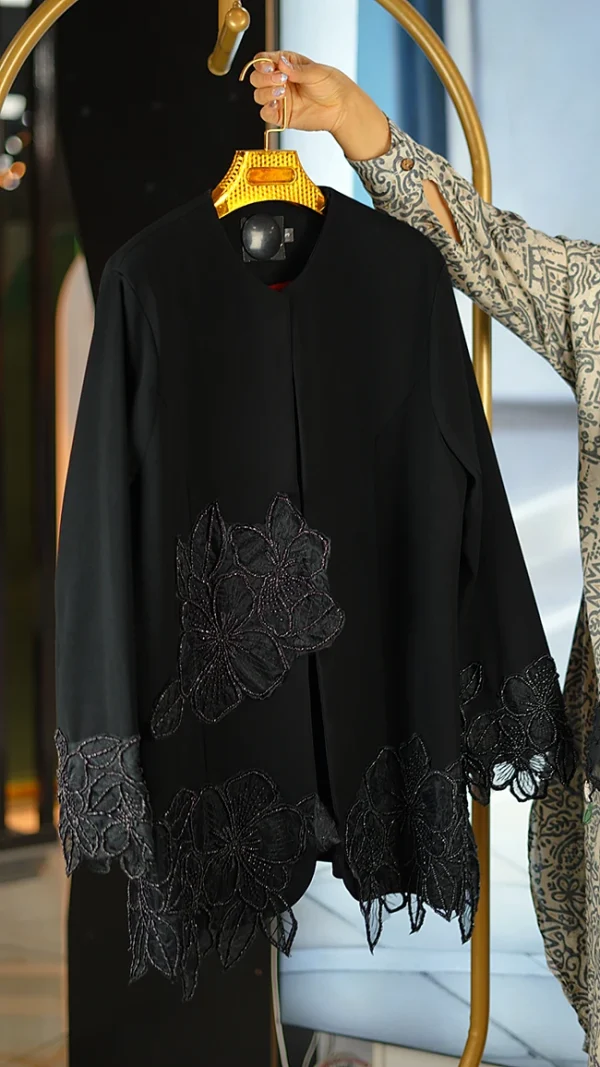 مانتوی مجلسی زنانه کرپ مرویجت با گل برجسته پایین و آستین سایز 38 تا 48 قد 80 سانت