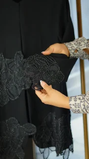 مانتوی مجلسی زنانه کرپ مرویجت با گل برجسته پایین و آستین سایز 38 تا 48 قد 80 سانت