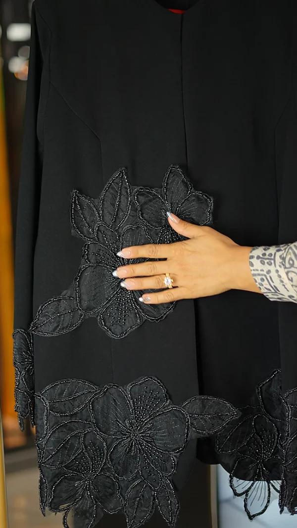 مانتوی مجلسی زنانه کرپ مرویجت با گل برجسته پایین و آستین سایز 38 تا 48 قد 80 سانت