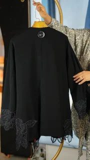 مانتوی مجلسی زنانه کرپ مرویجت با گل برجسته پایین و آستین سایز 38 تا 48 قد 80 سانت