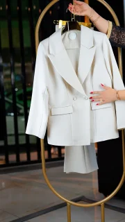 کت‌وشلوار زنانه اندامی رنگ شیری تک‌دکمه با شلوار دم‌پا و کمر کش سایز 38 تا 44