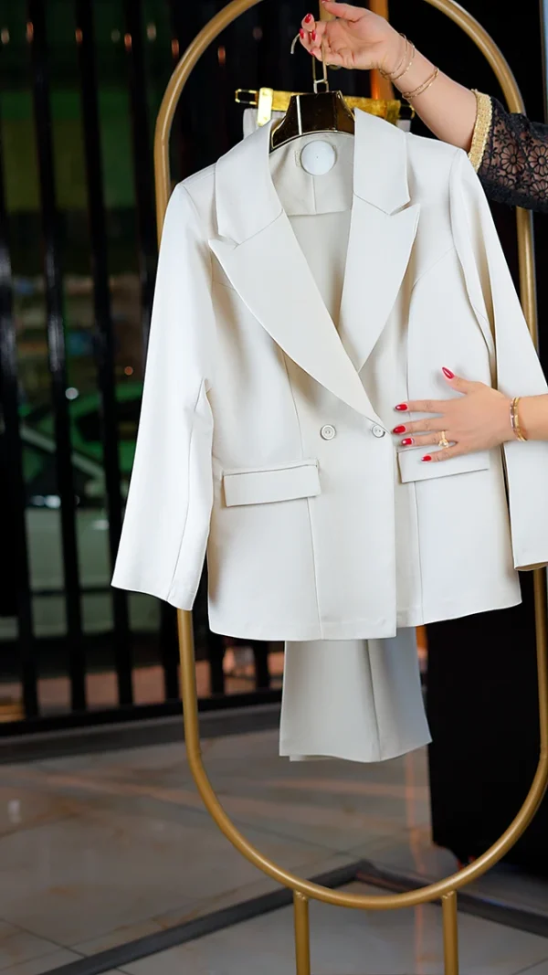 کت‌وشلوار زنانه اندامی رنگ شیری تک‌دکمه با شلوار دم‌پا و کمر کش سایز 38 تا 44