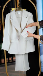 کت‌وشلوار زنانه اندامی رنگ شیری تک‌دکمه با شلوار دم‌پا و کمر کش سایز 38 تا 44