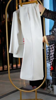 کت‌وشلوار زنانه اندامی رنگ شیری تک‌دکمه با شلوار دم‌پا و کمر کش سایز 38 تا 44