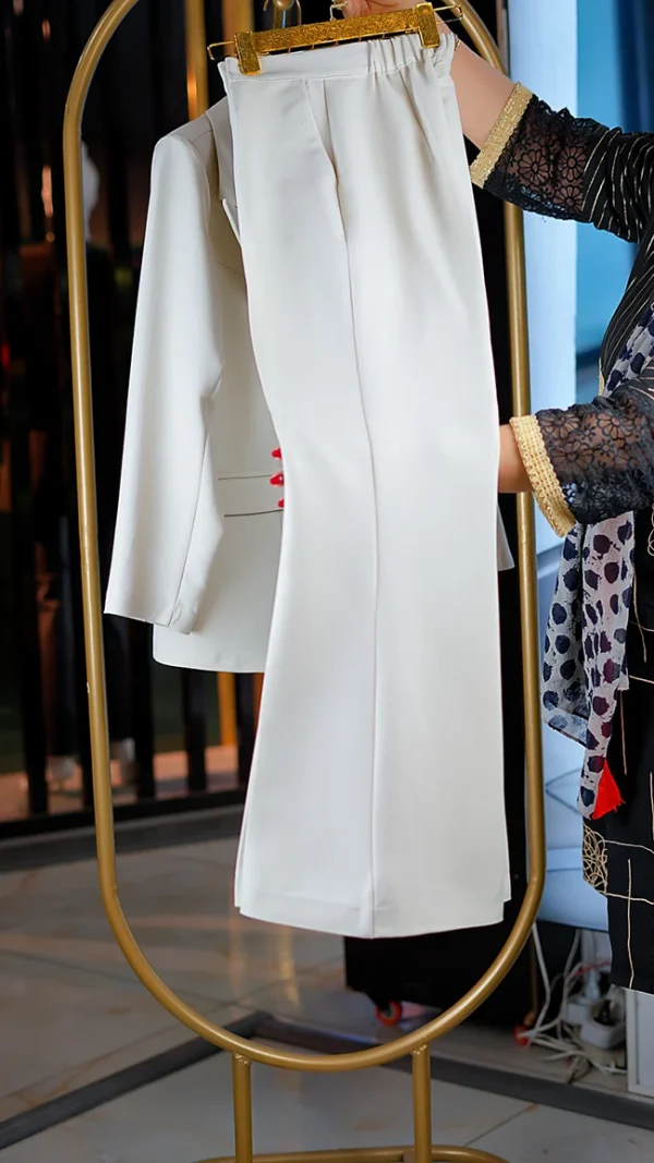 کت‌وشلوار زنانه اندامی رنگ شیری تک‌دکمه با شلوار دم‌پا و کمر کش سایز 38 تا 44