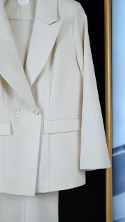 کت‌وشلوار زنانه اندامی رنگ شیری تک‌دکمه با شلوار دم‌پا و کمر کش سایز 38 تا 44