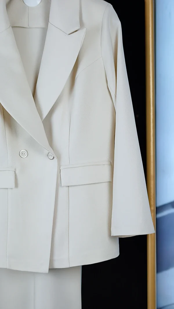 کت‌وشلوار زنانه اندامی رنگ شیری تک‌دکمه با شلوار دم‌پا و کمر کش سایز 38 تا 44