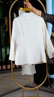 کت‌وشلوار زنانه اندامی رنگ شیری تک‌دکمه با شلوار دم‌پا و کمر کش سایز 38 تا 44