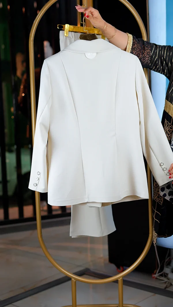 کت‌وشلوار زنانه اندامی رنگ شیری تک‌دکمه با شلوار دم‌پا و کمر کش سایز 38 تا 44