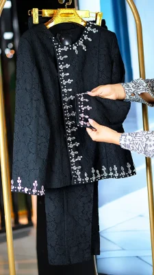 کت و شلوار گیپور زنانه مجلسی با جواهر دوزی و آسترکشی کامل سایز 38 تا 48