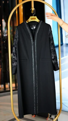 مانتوی زنانه بلند شیک و خاص کرپ مرویجت با آستین گیپور کارشده