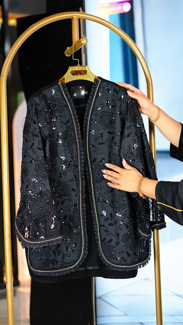 مانتو زنانه رسمی و مجلسی با جلو گیپور برجسته و جواهر دوزی